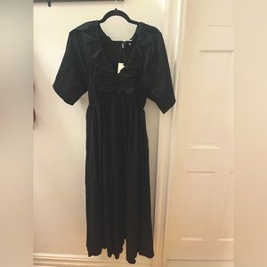Tuckernut Black Viviana Maxi Dress
POMANDER PLACE. Never worn, tags on.
